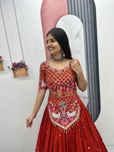 Lehenga Choli de Seda Vichitra de Lujo, Diseño Indio, con Bordado, para Novias y Bodas, Disponible para la Venta - Product Image 2