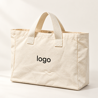Tas Belanja Kanvas dengan Logo Kustom dan Pegangan Tali Panjang untuk Produk Bermerek yang Terkoordinasi di Rangkaian Studio Yoga.