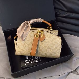 2025 High-End Women's Handbag Luxury <b>Medium</b> Size Designed Renowned Designer Geometric Pattern Zipper Closure Metallic - Product Image 3
