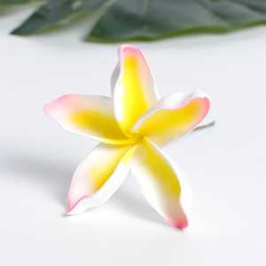 Pique à cheveux et fleur de couronne artificielle multicolore en Plumeria (Frangipani) style Hawaï pour mariée - Product Image 3