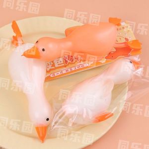 Vente en gros de jouets sensoriels Squishy Doy géants, doux, à presser, changeant de couleur, en forme de canard rôti, style Anime, anti-stress et fidget pour enfants - Product Image 2