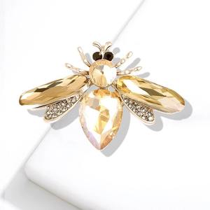 Broche mignonne petite abeille insecte Broche de revers haut de gamme - Product Image 1