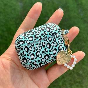 Étui de protection en silicone imprimé léopard de luxe pour AirPods <span class=keywords><strong>Pro</strong></span> 1/2/<span class=keywords><strong>3</strong></span> finition mate <span class=keywords><strong>Air</strong></span> Pods 4 coeur Charm Cover Compatible - Product Image 2