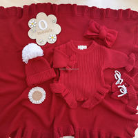 Ensemble de Noël en coton tricoté pour nouveau-né, couleur rouge, comprenant une barboteuse à volants en tricot épais, une couverture assortie, des chaussons, un bandeau et un bonnet à pompon.