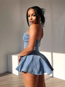 Robe mini plissée sans manches en jean délavé pour femme, taille haute, coupe trapèze, dos nu, style bustier ajusté, idéale pour l'été - Product Image 6