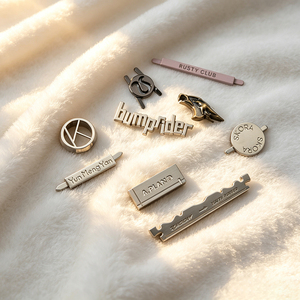 Étiquettes métalliques personnalisées gravées sur mesure avec logo de marque pour vêtements, accessoires de maillot de bain, lingerie et vêtements. - Product Image 1