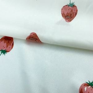 Sukun Strawberry Printed 3% Spandex 97% Poliéster Tela de satén de seda para niños Pijamas - Product Image 6