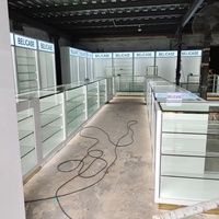 Vitrine de présentation de parfums minimaliste, meuble de présentation cosmétique personnalisé, mobilier pour salon de beauté et boutique de cosmétiques avec rangement et éclairage LED
