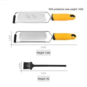 Râpe à fromage multifonction en acier inoxydable avec brosse, zézette manuelle pour <span class=keywords><strong>citron</strong></span>, chocolat, gingembre, ail, fruits et légumes, facile à nettoyer - Product Image 2