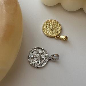 Pendentif en argent pur S925 de style vintage européen et américain avec un design de niche, bijou simple et neutre micro-incrusté - Product Image 4