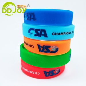 Divertidas pulseras de identificación para invitados de fiesta funcionales hechas de goma de silicona duradera - Product Image 4