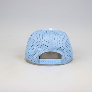 Gorra de Béisbol Personalizada para Hombre, 6 Paneles, Logotipo Bordado, Orificios Cortados con Láser, Dos Tonos, Poliéster, Visera Plana, Cierre a Presión - Product Image 5