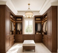 Dressing sur mesure en MDF style américain classique, armoire à panneaux surélevés avec éclairage LED et îlot central pour chambre principale de villa