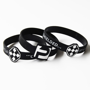 Pulsera de silicona luminosa impresa en blanco y negro con logotipo personalizado, pulseras promocionales de pequeño regalo con letras personalizadas - Product Image 3
