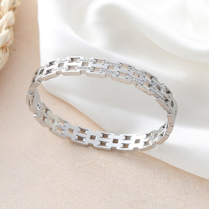 Brazalete con incrustaciones de diamantes ahuecados de moda de acero inoxidable 304, joyería personalizada de alta calidad al por mayor - Product Image 3