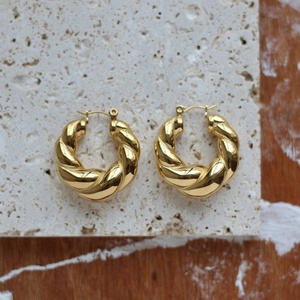 Boucles d'oreilles créoles hypoallergéniques en acier inoxydable torsadé doré, style croissant, épaisses et tendance - Product Image 3