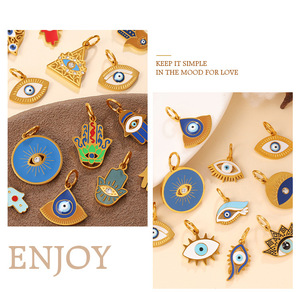 Galería de amuletos Hamsa y ojo turco |   Colgantes de amuleto Nazar protectores de acero inoxidable chapados en oro PVD de 18 quilates |   Impermeable e Hipoalergénico - Product Image 6