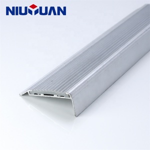 NIUYUAN OEM fábrica <span class=keywords><strong>precio</strong></span> competitivo antideslizante escalera <span class=keywords><strong>de</strong></span> aluminio nariz con inserto <span class=keywords><strong>de</strong></span> goma - Product Image 3