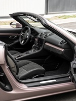 Verbesserte Sportsitze für Porsche und Premium-Sitzbezüge aus Alcantara