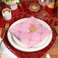 Ensemble de chemin de table en dentelle rouge romantique moderne avec serviettes roses et anneaux de serviette pour la Saint-Valentin et les anniversaires - Utilisation intérieure/extérieure