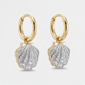 <span class=keywords><strong>Orecchini</strong></span> a Cerchio con Goccia a Forma di Conchiglia in Argento Sterling 925 Placcato Oro Giallo 18K e Oro Bianco con Zirconia Cubica Pavé - Product Image 3