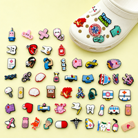 2026 Service OEM Breloques et décorations pour chaussures à motifs de dessins animés, mignonnes, tendance, amusantes, en gros, avec logo personnalisé de marques célèbres
