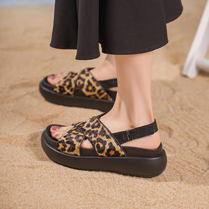Sandalias de mujer con plataforma de color liso, correa cruzada en el tobillo, punta redonda, sin cordones, con estampado de leopardo y tacón medio. - Product Image 4