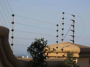 Высоковольтная электрическая система охранной сигнализации для дома с функцией защиты от взлома, включая зарядное устройство, провода и столбы для предотвращения вторжений - Product Image 5