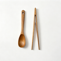 Organisateur de cuisine sur mesure en bois d'acacia haut de gamme avec pot à sel et épices, pince et cuillère en acacia, et plateau