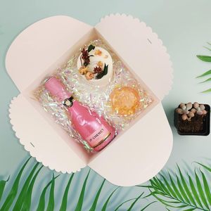 Caixa de Presente Personalizável Branca 8x8x4 Polegadas, Reciclável, com Fitas de Papelão e Laminação Fosca para Presentes de Aniversário - Product Image 3