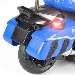 Moto de police télécommandée 2CH avec musique et lumières, moto de <span class=keywords><strong>patrouille</strong></span> télécommandée avec rotation à 360 degrés - Product Image 4