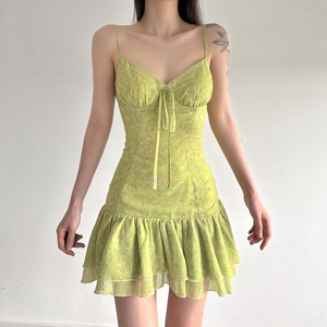 Robe Camisole Vert Frais Style Vacances à Petits Imprimés Floraux, Col en V, Froncée et Courte avec Nœud - Product Image 3