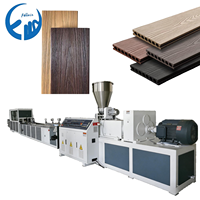 Ligne de production de panneaux muraux décoratifs, clôtures et dalles en PE WPC à grain de bois 3D pour terrasses et enclos de jardin