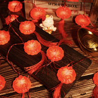Décoration d'ambiance pour le salon du Nouvel An chinois avec lanternes rouges LED, lumières colorées, ciel étoilé et guirlandes lumineuses de lanternes rouges