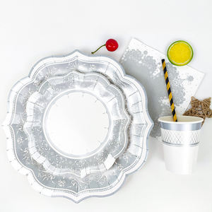 Décorations <span class=keywords><strong>de</strong></span> bureau classiques populaires à thème argenté <span class=keywords><strong>Ensemble</strong></span> <span class=keywords><strong>de</strong></span> <span class=keywords><strong>vaisselle</strong></span> jetable pour <span class=keywords><strong>8</strong></span> <span class=keywords><strong>personnes</strong></span> Estampage d'assiettes en papier en forme <span class=keywords><strong>de</strong></span> fleur - Product Image 3