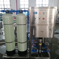 Équipement complet de traitement de l'eau 500L 1000L Système d'osmose inverse avec purificateur UV Adoucisseur d'eau des plantes RO