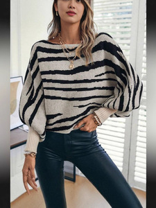 Pull décontracté ample à rayures zébrées en jacquard tricoté pour femme 2026, à épaules dénudées et manches chauve-souris - Product Image 5