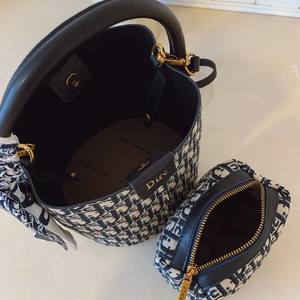 Sac seau en PU de style féminin tendance. Sac à main rétro de grande capacité. Designs de créateurs de marques. - Product Image 2