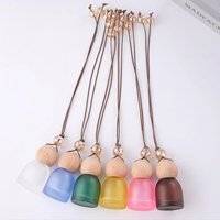 Vente chaude en gros givré coloré Mini 10ml vide rond voiture aromathérapie diffuseur bouteille en verre avec corde suspendue