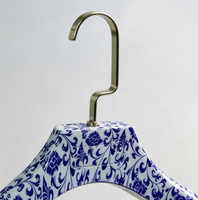Cintre en plastique personnalisé avec logo couleur, design unique YT, antidérapant, robuste et multifonctionnel pour robes et manteaux
