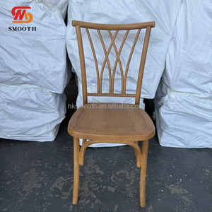 Chaise en bois à dossier croisé pour événements extérieurs, mariages, hôtels et banquets – Modèle empilable, très demandé - Product Image 1