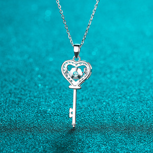 Collar de Moissanita AZ220-X con Colgante de Llave de Corazón de Amor, 0.5ct, Plata de Ley - Product Image 3