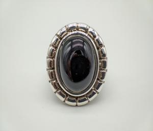 Anillo de Piedra Preciosa de Ónix Negro Natural, Joyería de Moda Hecha a Mano para Mujeres y Hombres con Diseño Minimalista de Piedra Pulida - Product Image 1