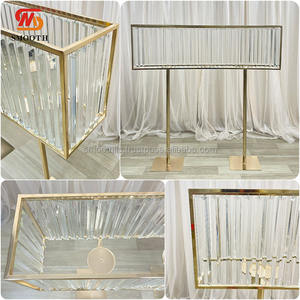 Support de fleurs rectangulaire en métal doré avec cristal pour la décoration de table de réception de mariage - Product Image 3