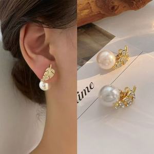 Pendientes Elegantes y Modernos para Mujer, Diseño de Hoja de Lujo, Imitación de Perla, Chapado en Oro de 14K, Acero Inoxidable, Joyería para Fiesta - Product Image 1