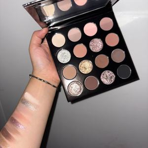 Paleta de Sombras de Ojos Clásica en Tonos Nude, Sombras de Ojos Mate, Metálicas y Duocromáticas Prensadas, Paleta de Cosméticos Veganos, Maquillaje Diario, Marca Privada - Product Image 2