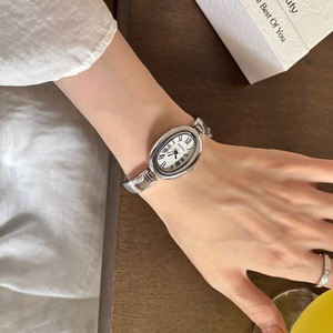 Montre de haute qualité, nouveau design luxueux, bracelet ovale tendance, petit cadran, montre à quartz, bon cadeau pour les filles - Product Image 1