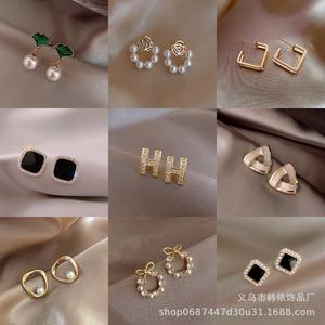 Venta al por mayor nuevos pendientes de tuerca de plata S925 perla de moda Hada explosiva pequeña joyería de temperamento Simple fresca para bodas - Product Image 1