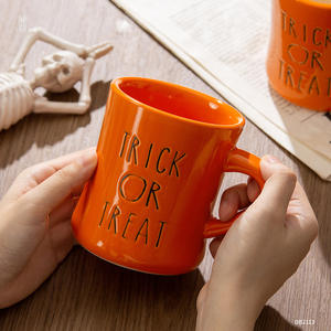 แก้วเซรามิคฮาโลวีน สีส้ม ลาย Trick Or Treat พร้อมหูจับ บรรจุกล่องของขวัญ รุ่น DB2113 - Product Image 2