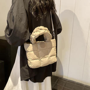 Diseño personalizado de bolso acolchado, nuevo bolso de mano popular estilo coreano para mujer, bolso de hombro informal para mujer - Product Image 4